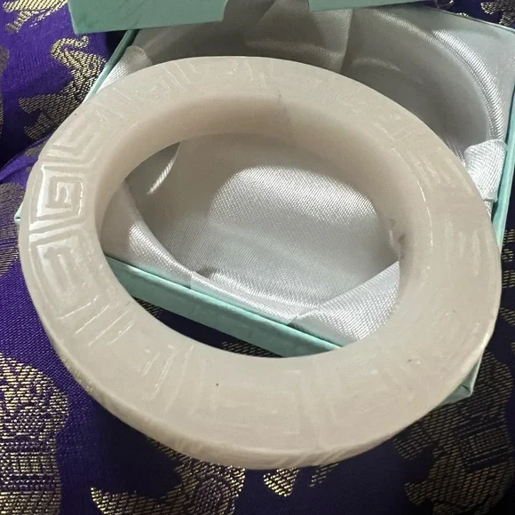 White jade Patterned Bangle - Picture 4 of 6
